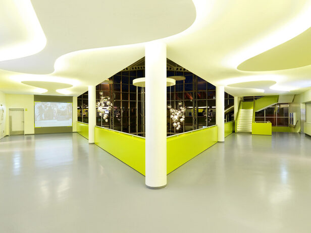 <b>the VISUAL ART HOUSE</b> : interior photos of the modernist CINEMAXX Oldenburg, TELEKOM Cityscapes, OUTDOOR MAGAZINE, portraits for ZEIT MAG, ERGO client report, G&J annual report, ADAC travel mag, ...