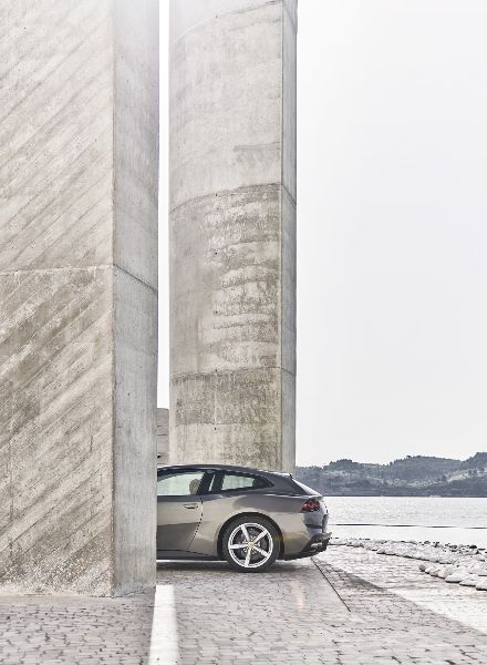 Steffen Jahn with the new Ferrari GTC 4 Lusso on a joyride through Lisbon