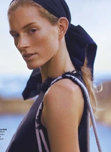 'Das Mädchen und das Meer' - QUINTA c/o LOUISA MODELS in Marine-Mode im BRIGITTE Magazin, die Fotos von Fredrik Magnuson
