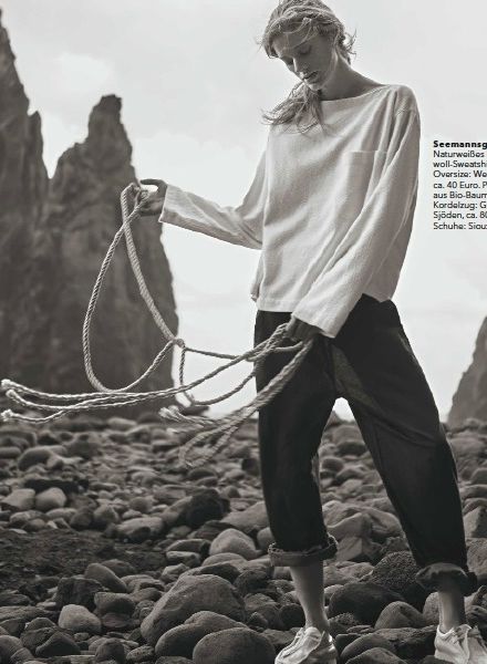 'Das Mädchen und das Meer' - QUINTA c/o LOUISA MODELS in Marine-Mode im BRIGITTE Magazin, die Fotos von Fredrik Magnuson