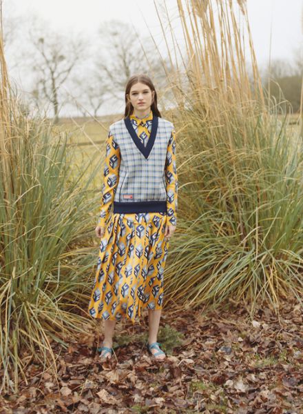 Pattern Play! Femke Huijzer zwischen grafischen Prints und sanfter Natur - Mode Special im T Magazine, fotografiert von Axel Filip Lindahl LINDAHL c/o LUNDLUND