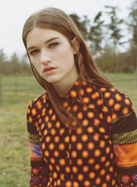 Pattern Play! Femke Huijzer zwischen grafischen Prints und sanfter Natur - Mode Special im T Magazine, fotografiert von Axel Filip Lindahl LINDAHL c/o LUNDLUND