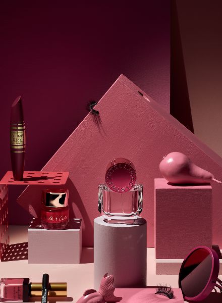 Tone in tone and dipped in color – Olivia JECZMYK c/o AGENT MOLLY & CO photographs the attention to detail of the ÅHLÉNS ad motifs; we have three stills for you on GoSee