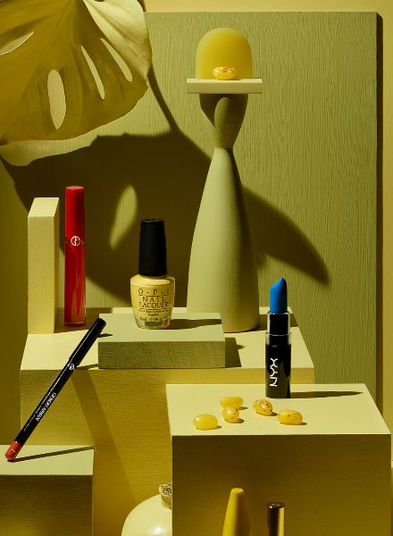 Tone in tone and dipped in color – Olivia JECZMYK c/o AGENT MOLLY & CO photographs the attention to detail of the ÅHLÉNS ad motifs; we have three stills for you on GoSee