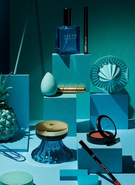 Tone in tone and dipped in color – Olivia JECZMYK c/o AGENT MOLLY & CO photographs the attention to detail of the ÅHLÉNS ad motifs; we have three stills for you on GoSee