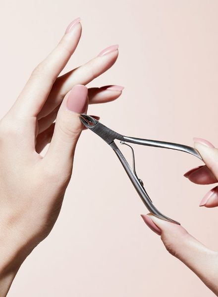 'Küss die Hand!' – Hand Editorial & Maniküre Tipps in der ELLE Hochzeit, sinnlich festgehalten von Beautyfotografin CARINA JAHN