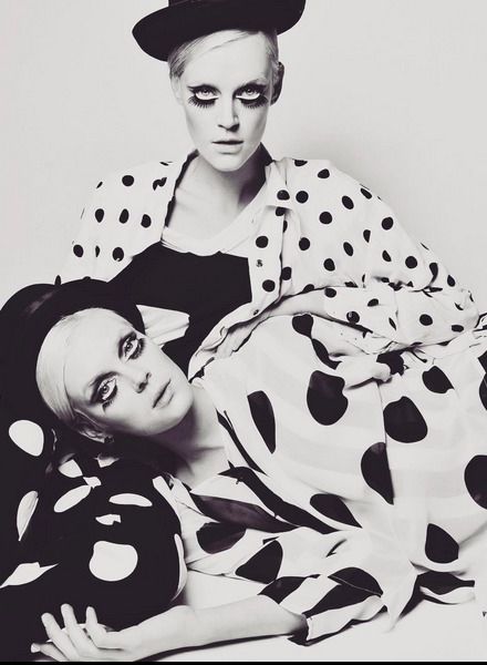 Schwarz-weisses Retro-angehauchtes Double-Feature in der GRAZIA Mexico mit den LOUISA Models KRISTINA und VERONIKA, fotografiert von Ivan Aguirre