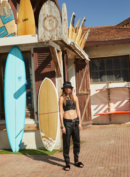 Surfing mit Vera Van Erp in der GLAMOUR Paris – Fotografiert von Frida MARKLUND c/o LUNDLUND mit Beauty Support von Visagistin Viktoria SÖRENSDOTTER c/o LUNDLUND
