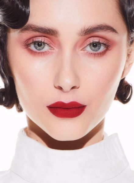 Beauty-Fashion-Story im HIA Magazin, fotografiert von Robert Astley Sparke - das Hair & Make-up by Desmond VAN STADEN c/o LOUISA ARTISTS