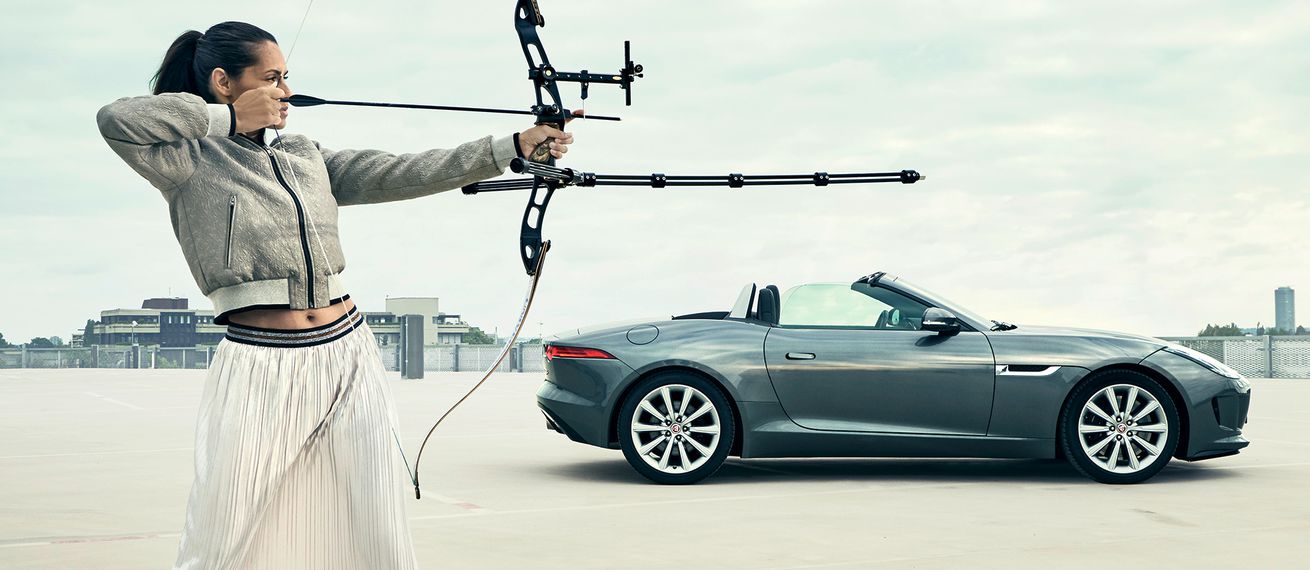 Bogenschützin trifft JAGUAR F-Type - beim Shoot von Michael HAEGELE c/o ROCKENFELLER & GÖBELS, das Ergebnis für Euch auf GoSee