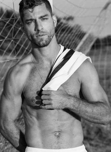 Fashion Editorial im MADE IN BRAZIL Magazin mit sexy Male Model André ZIEHE c/o LOUISA MODELS, drei Fotos von Fernando Sippel auf GoSee