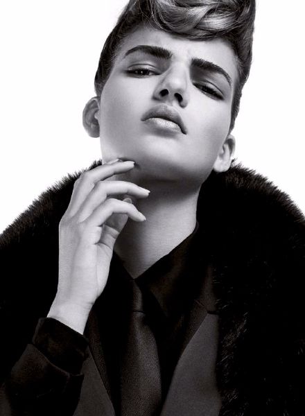 'Black is Black' – EAST WEST MODEL Laura S. c/o EAST WEST MODELS in der Coverstrecke des INFLUENCERS Magazins