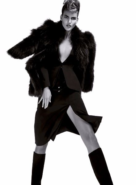 'Black is Black' – EAST WEST MODEL Laura S. c/o EAST WEST MODELS in der Coverstrecke des INFLUENCERS Magazins