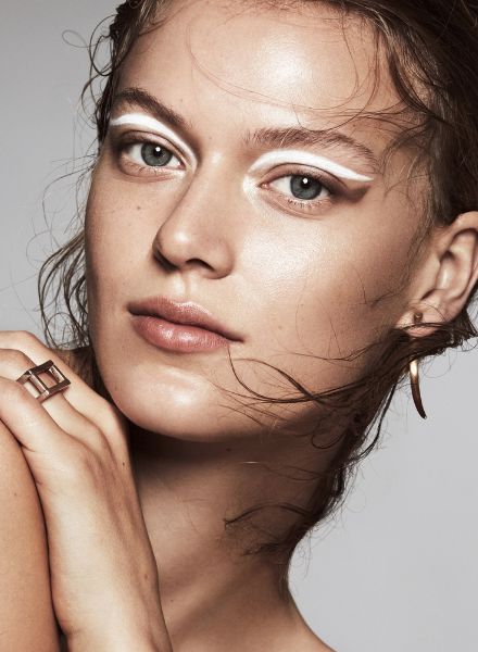 'Smack' – Tess Hellfeuer in a beauty editorial of the November issue of ELLE Sweden by Mikael SCHULZ c/o LUNDLUND