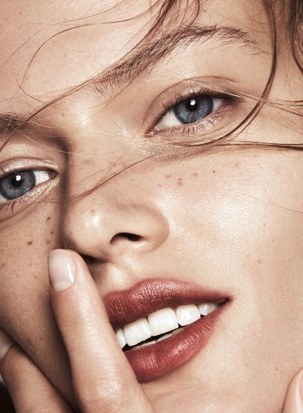 'Smack' – Tess Hellfeuer in a beauty editorial of the November issue of ELLE Sweden by Mikael SCHULZ c/o LUNDLUND