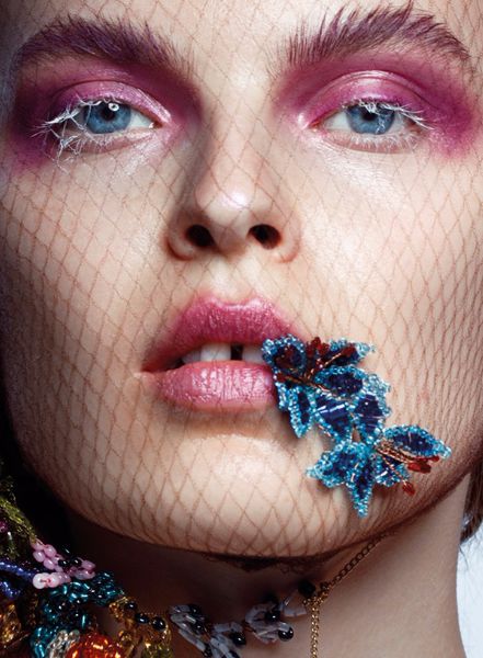 'Gloss & Glory' – Beauty Strecke im SCORPIO JIN Magazin mit Model Mari ORLOVA c/o LOUISA MODELS, Fotos Ania Ikonnikova