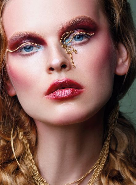 'Gloss & Glory' – Beauty Strecke im SCORPIO JIN Magazin mit Model Mari ORLOVA c/o LOUISA MODELS, Fotos Ania Ikonnikova