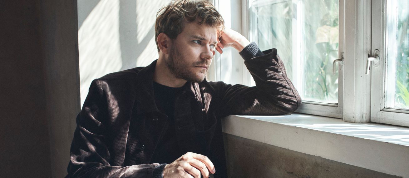 'Game of Thrones' Star Pilou Asbæk und 'Denmark's Hottest New Export' im OUT MAGAZINE, portraitiet von Nikolaj MØLLER c/o BLINK PRODUCTION