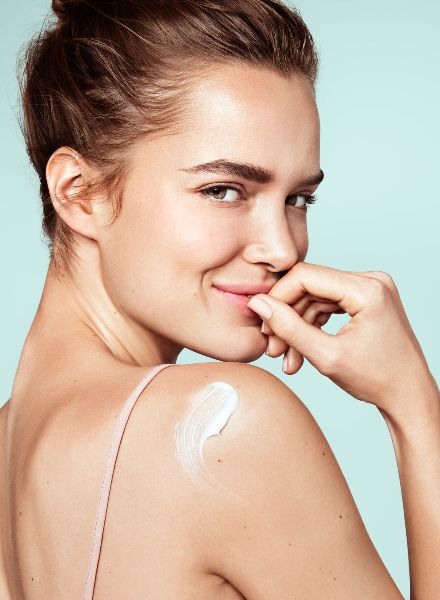 Gut gelaunter DOUGLAS Image Pool Beauty-Shoot – mit federleichter und Haut-freundlicher Post von ONE HUNDRED BERLIN
