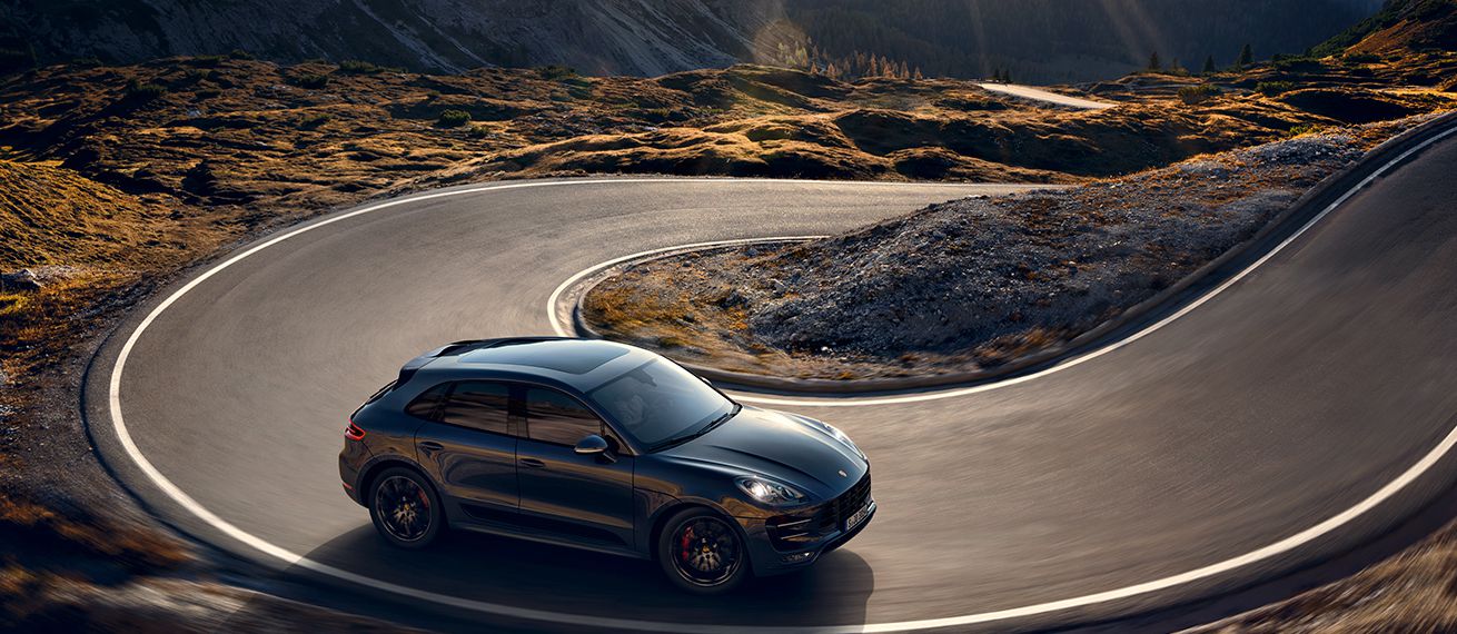 Matthias Aletsee mit dem PORSCHE Macan unterwegs auf den Strassen der Dolomiten