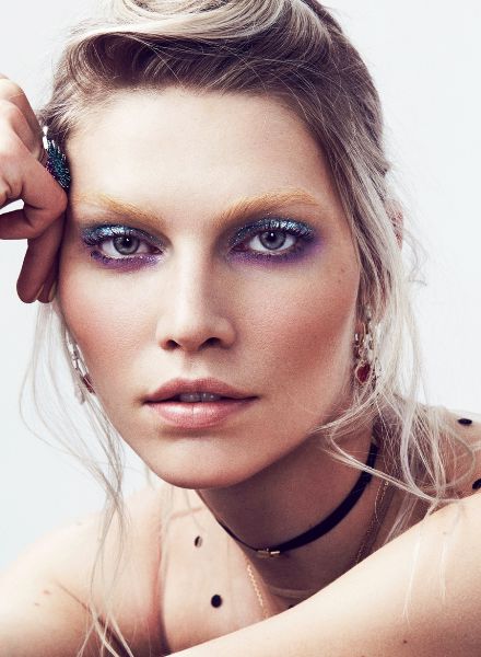 Brazilian beauty Aline Weber in a pastel beauty special of VOGUE MEXICO January '18 - photos: Mikael Schulz c/o LUNDLUND