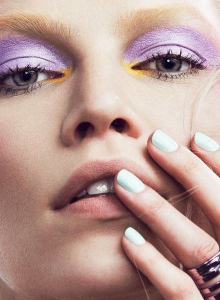 Brazilian beauty Aline Weber in a pastel beauty special of VOGUE MEXICO January '18 - photos: Mikael Schulz c/o LUNDLUND