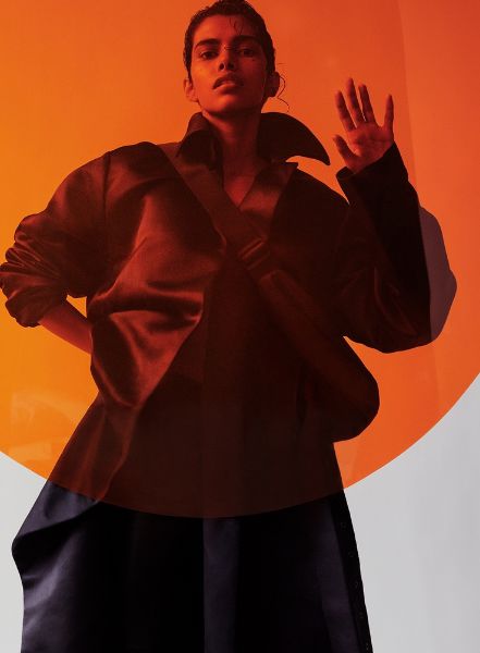 Das indische Top Model Pooja Mor im STYLEBY Editorial, fotografiert von Modefotograf Marcus OHLSSON, Styling Columbine SMILLE und Make-up Trine SKJOTH, alle Artists c/o LUNDLUND, Stockholm