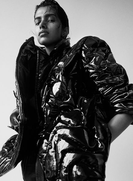 Das indische Top Model Pooja Mor im STYLEBY Editorial, fotografiert von Modefotograf Marcus OHLSSON, Styling Columbine SMILLE und Make-up Trine SKJOTH, alle Artists c/o LUNDLUND, Stockholm
