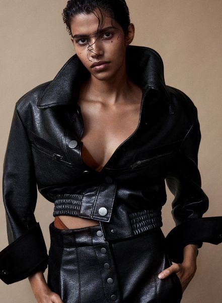 Das indische Top Model Pooja Mor im STYLEBY Editorial, fotografiert von Modefotograf Marcus OHLSSON, Styling Columbine SMILLE und Make-up Trine SKJOTH, alle Artists c/o LUNDLUND, Stockholm