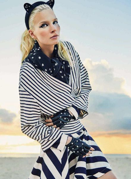 LOUISA Model Anna PIIRAINEN für das Spanische Magazin SEMANAL maritim-gestreift am Strand, Fotos Felix Sattel