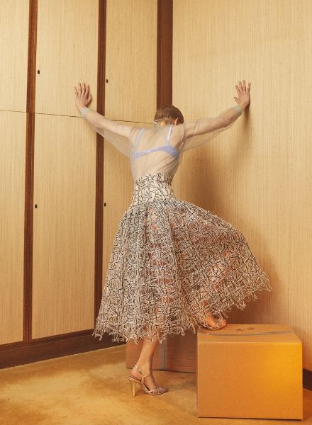'Mansion's dances' - Model Steffi Cook in der L’OFFICIEL Italia, das Editorial festgehalten von Fotograf Mattias BJÖRKLUND c/o LUNDLUND für Euch auf GoSee