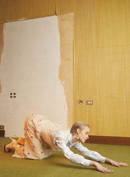 'Mansion's dances' - Model Steffi Cook in der L’OFFICIEL Italia, das Editorial festgehalten von Fotograf Mattias BJÖRKLUND c/o LUNDLUND für Euch auf GoSee