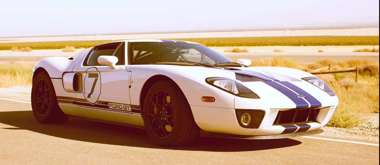 Thomas Ternes fotografiert FORD GT im Vintage Look in der Wüste, einen Shelby Cobra auf einem Flugzeug Hanger in L.A. sowie PORSCHE Carerra SC und CORVETTE STINGRAY