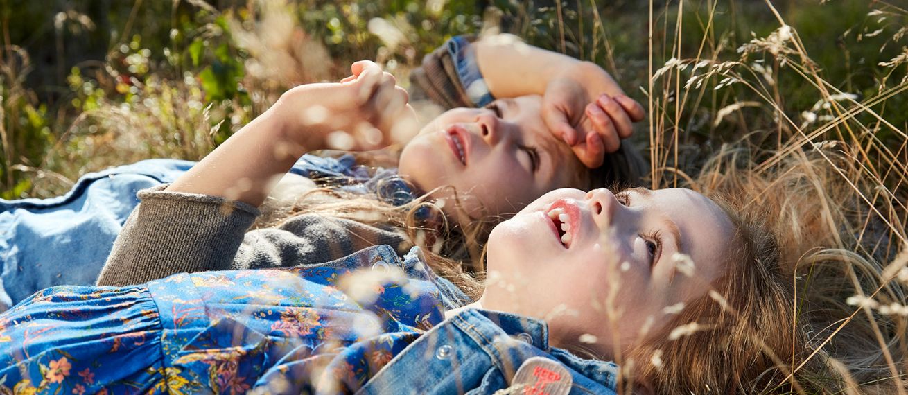 Anna Tarrin photographs a kids editorial in the Lüneburger Heath as well as ads for DHU with bplusd healthy brands, Mirfulan and Geometry Global