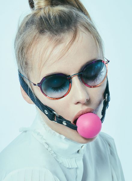 'FETISCH' sexy Editorial für das Eyewear Fashion Magazin Spectr von Sacha Tassilo Höchstetter 