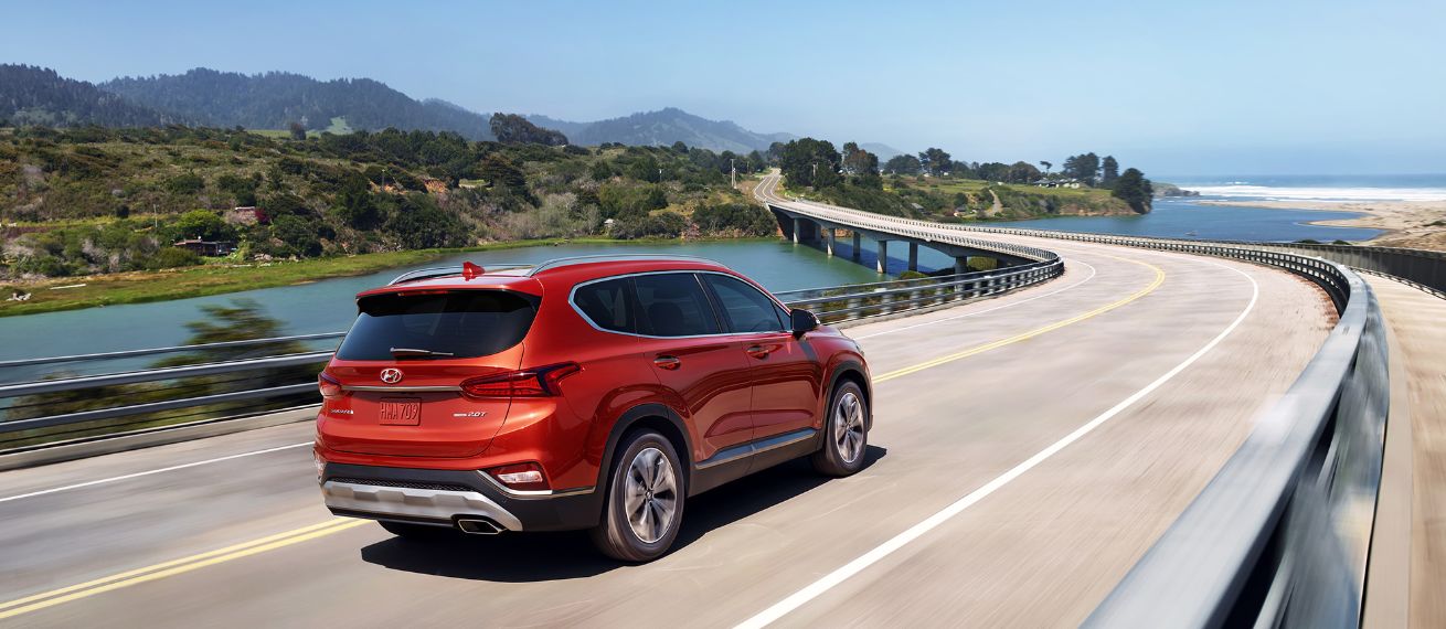 Jeff Ludes fotografiert den Hyundai Santa Fe für Innocean USA - ein Roadtrip entlang der nordkalifornischen Küstenlandschaft mit üppigen Wäldern und verträumten Ortschaften