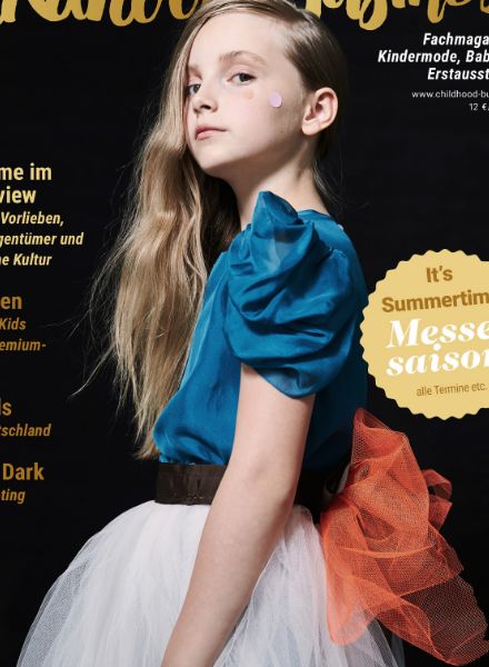'Out of the Dark' - Sabine Duerichen fotografiert für das CHILDHOOD BUSINESS Magazin im SKYLOFTSTUDIO München