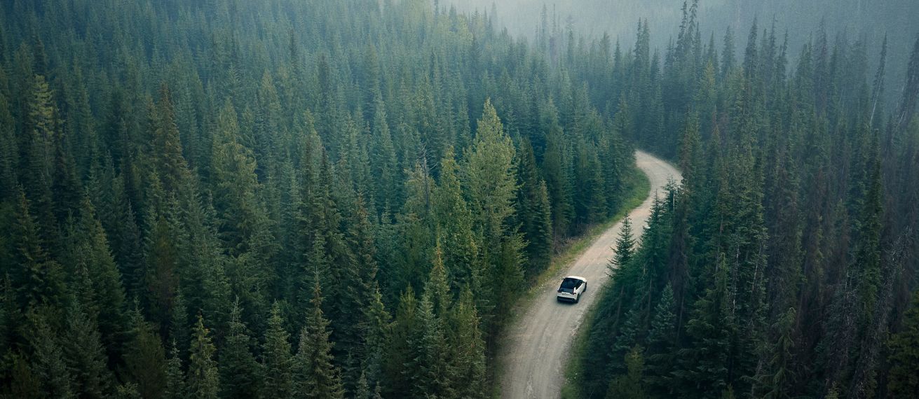 Der kraftvolle Hybrid TOYOTA RAV4 ((Recreational Active Vehicle 4-Wheel Drive) macht keine halben Sachen - fotografiert für Toyota und die Agentur The&Partnership von Daniel Blom, Postproduktion by CHIMNEY GROUP