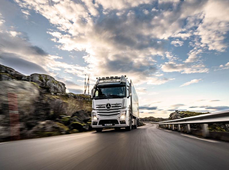 Nordic Power. Matthias Aletsee fotografiert redaktionelle Story über den Mercedes Benz Actros auf den Lofoten in Norwegen