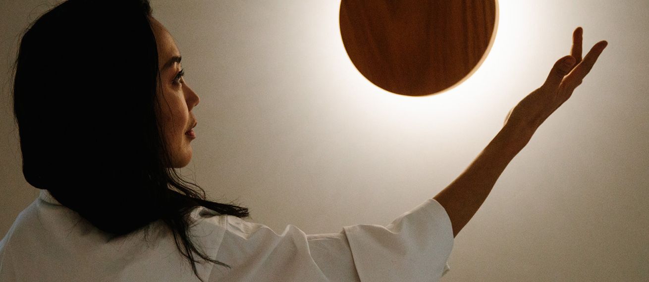 "Harnessing the power of positive energy with architect Zhang Xi" - Yves BACHMANN c/o VISUALEYES ARTISTS fotografierte Architektin Zhang Xi in Zürich für das Online Magazin FREUNDE VON FREUNDEN