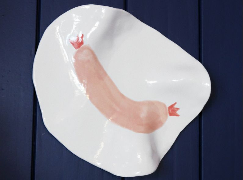 The must-haves of the season: Katrin VON NIEDERHÄUSERN c/o VISUALEYES ARTISTS designs toilette shields made of porcelain for RESTAURANT ROSI in Zurich