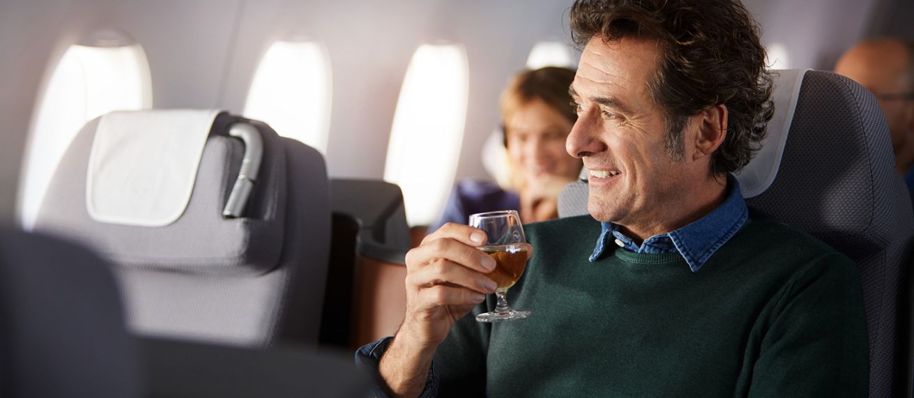 Actor Alan c/o BROYBOOKINGS relaxed in an aircraft for LUFTHANSA image photos