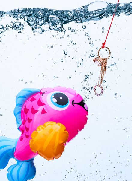 Schmuck am Haken - Wolf-Dieter BÖTTCHER c/o STILLSTARS fotografiert verspielte Unterwasserschmuckstrecke für die INSTYLE, Styling Theresa Pichler