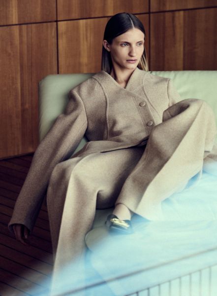 Oversized shapes, layering, strong shoulders and a lot of check - MAX VON TREU fotografiert Model Merle Gerhardy für die VOGUE UKRAINE