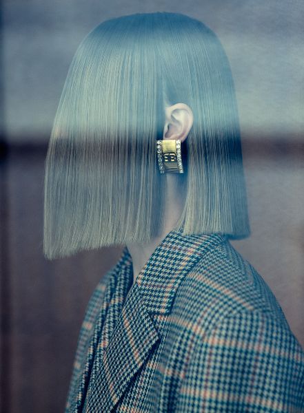 Oversized shapes, layering, strong shoulders and a lot of check - MAX VON TREU fotografiert Model Merle Gerhardy für die VOGUE UKRAINE