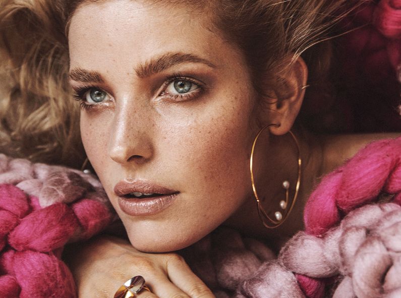 Lina Tesch fotografierte Model Alisa Ahmann für die VOGUE Italia - Makeup Gabrielle THEURER c/o BASICS.BERLIN