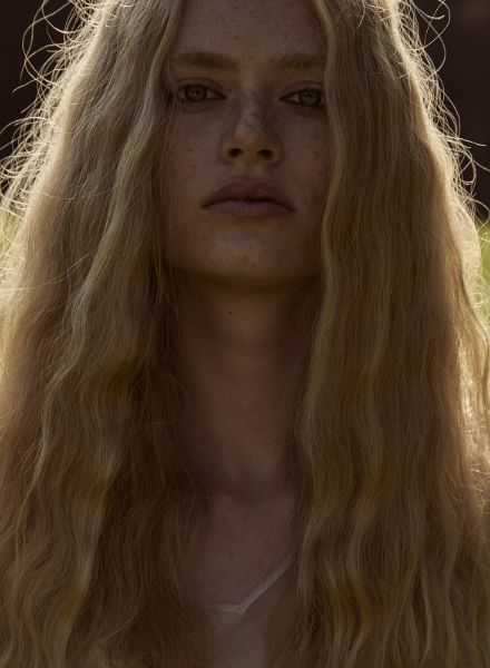 ANDREAS ORTNER fotografiert Model Anne Zarske federleicht für den Beauty-Opener der HARPER'S BAZAAR Turkey April 2020, Styling Birgit Schlotterbeck, Hair & Makeup Peggy Kurka