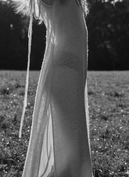 ANDREAS ORTNER fotografiert Model Anne Zarske federleicht für den Beauty-Opener der HARPER'S BAZAAR Turkey April 2020, Styling Birgit Schlotterbeck, Hair & Makeup Peggy Kurka