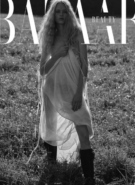 ANDREAS ORTNER fotografiert Model Anne Zarske federleicht für den Beauty-Opener der HARPER'S BAZAAR Turkey April 2020, Styling Birgit Schlotterbeck, Hair & Makeup Peggy Kurka