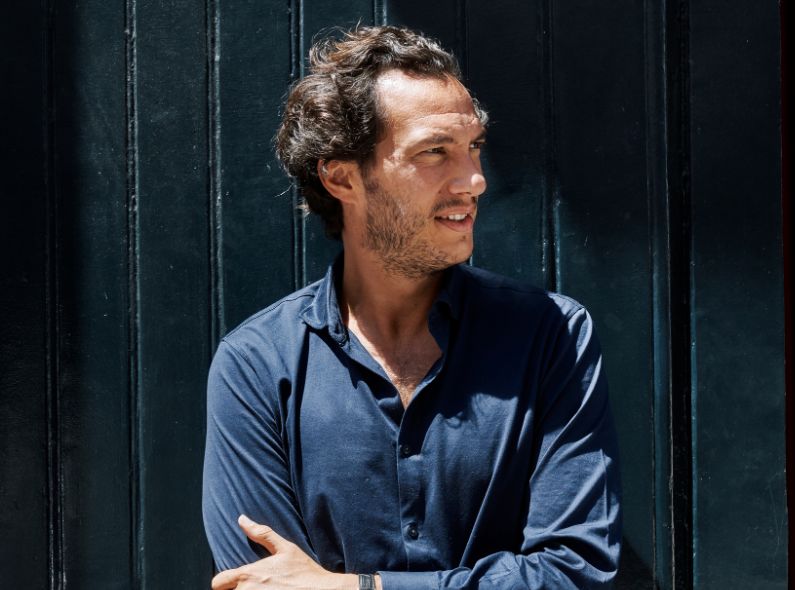 Benne OCHS c/o EMEIS DEUBEL visited founder of the boutique advertising agency AL DENTE, Patricio Miceli, in his eclectic private residence in Paris for the magazine ARCHTEKTUR & WOHNEN